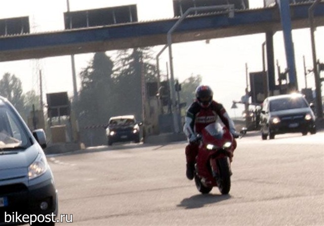 Новые фотографии спортбайка Ducati 1199 Panigale 2012