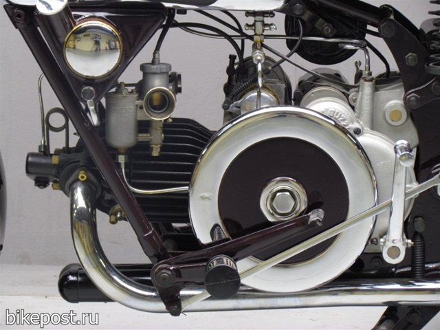 Старинный мотоцикл Moto Guzzi GTS 1938
