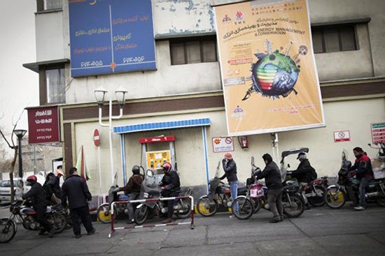Иран - очереди мотоциклистов на заправках