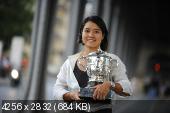 На Ли - poses with her Roland Garros Trophy at Pont de Bir Hakeim in Paris, France - June 4, 2011 (12xHQ) F3aaa9160f49ee2f28772c9ca0316e01