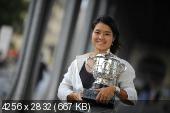 На Ли - poses with her Roland Garros Trophy at Pont de Bir Hakeim in Paris, France - June 4, 2011 (12xHQ) 9323e5dd17d33566e08c9e92c7f99204